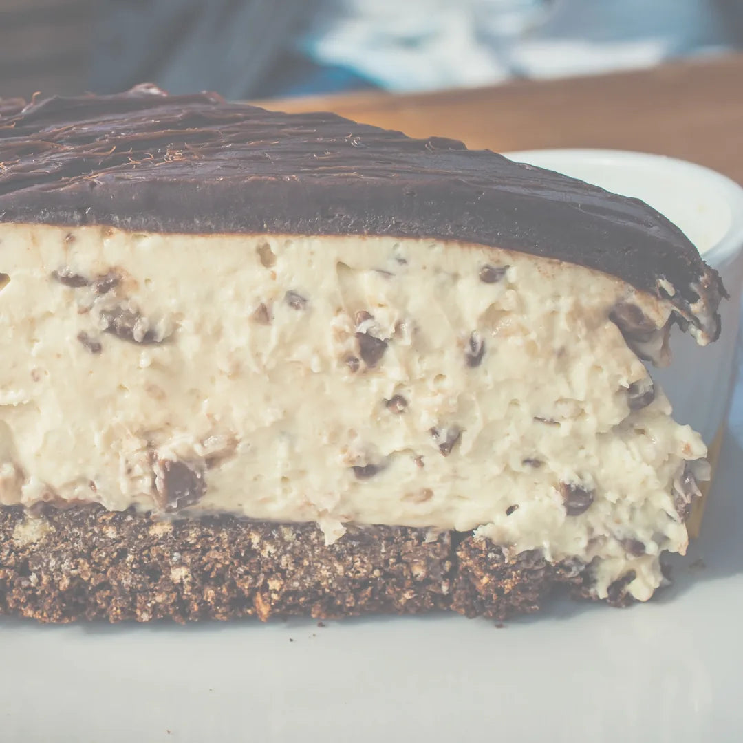 Stück Choc Chip Bananentorte mit Schokoglasur und Nussboden