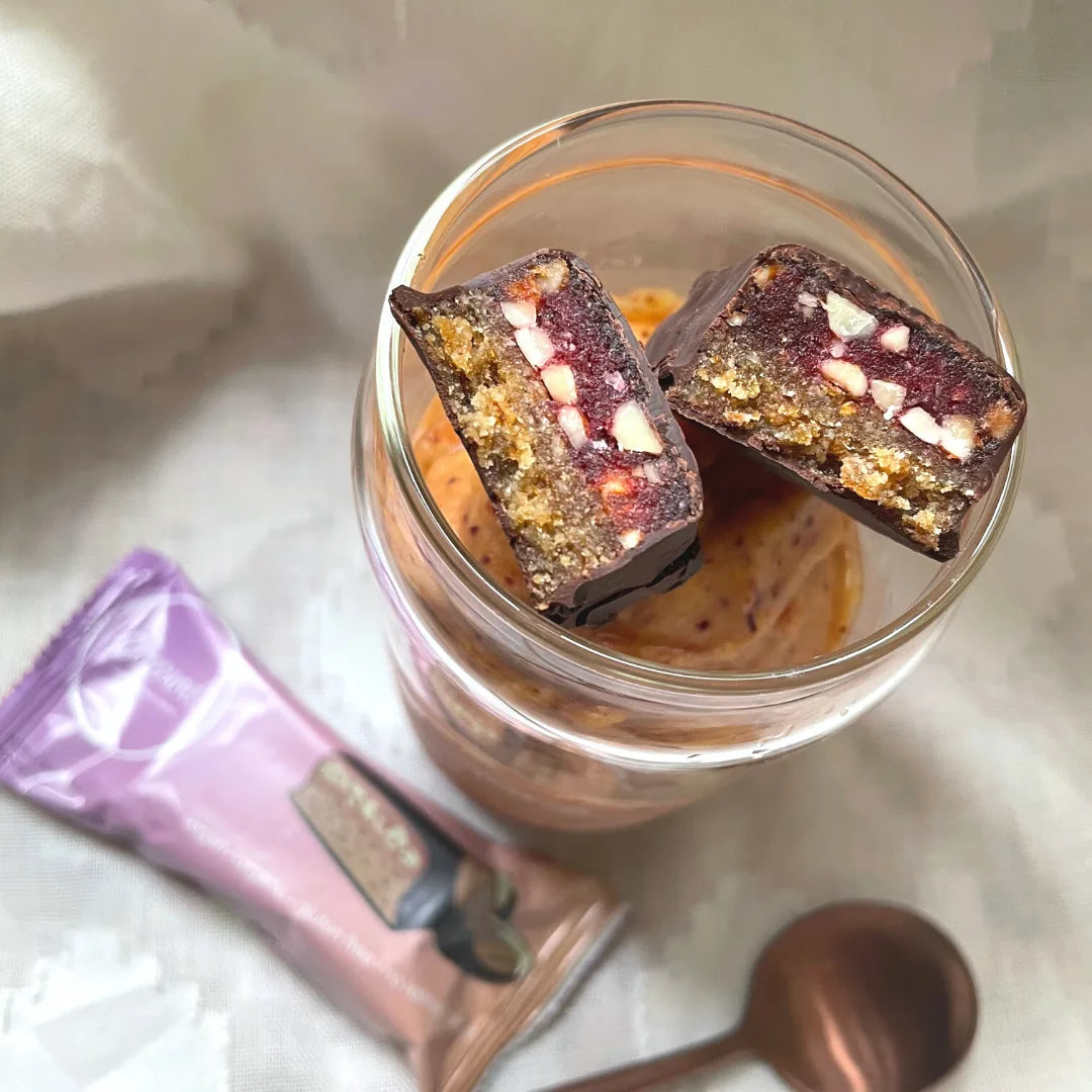Eisbecher im Glas mit halbierter Almond Tarte Slice, daneben Verpackung