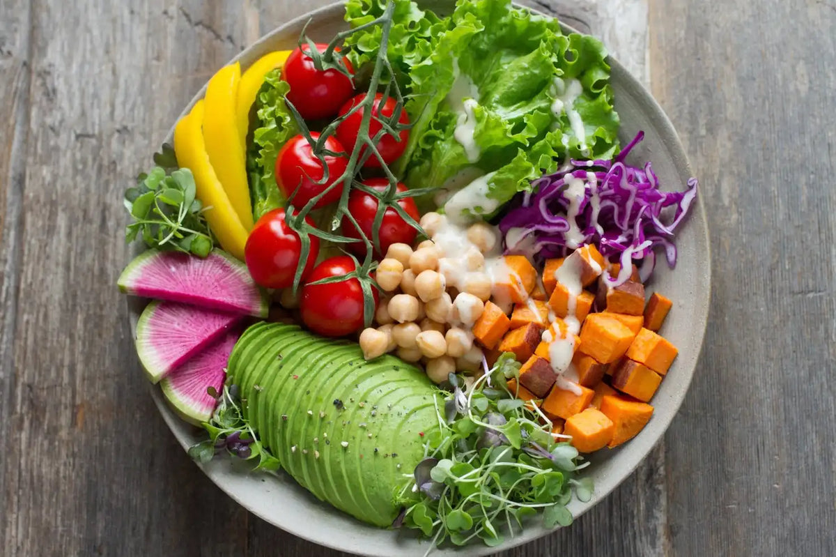 Bunte Gemüse-Bowl mit Avocado, Kichererbsen, Süßkartoffel und Rotkohl