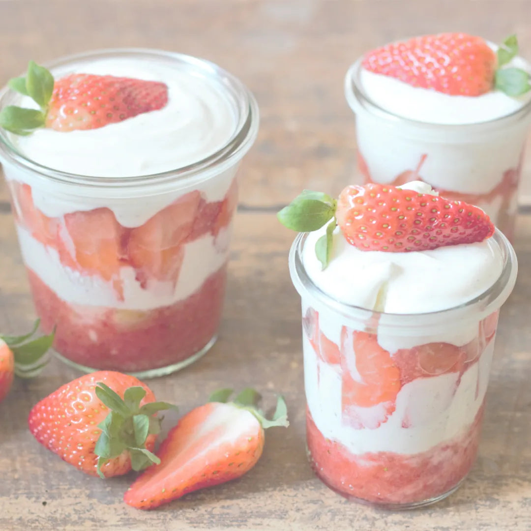 Erdbeer-Schichtdessert in Gläsern mit Creme und frischen Erdbeeren