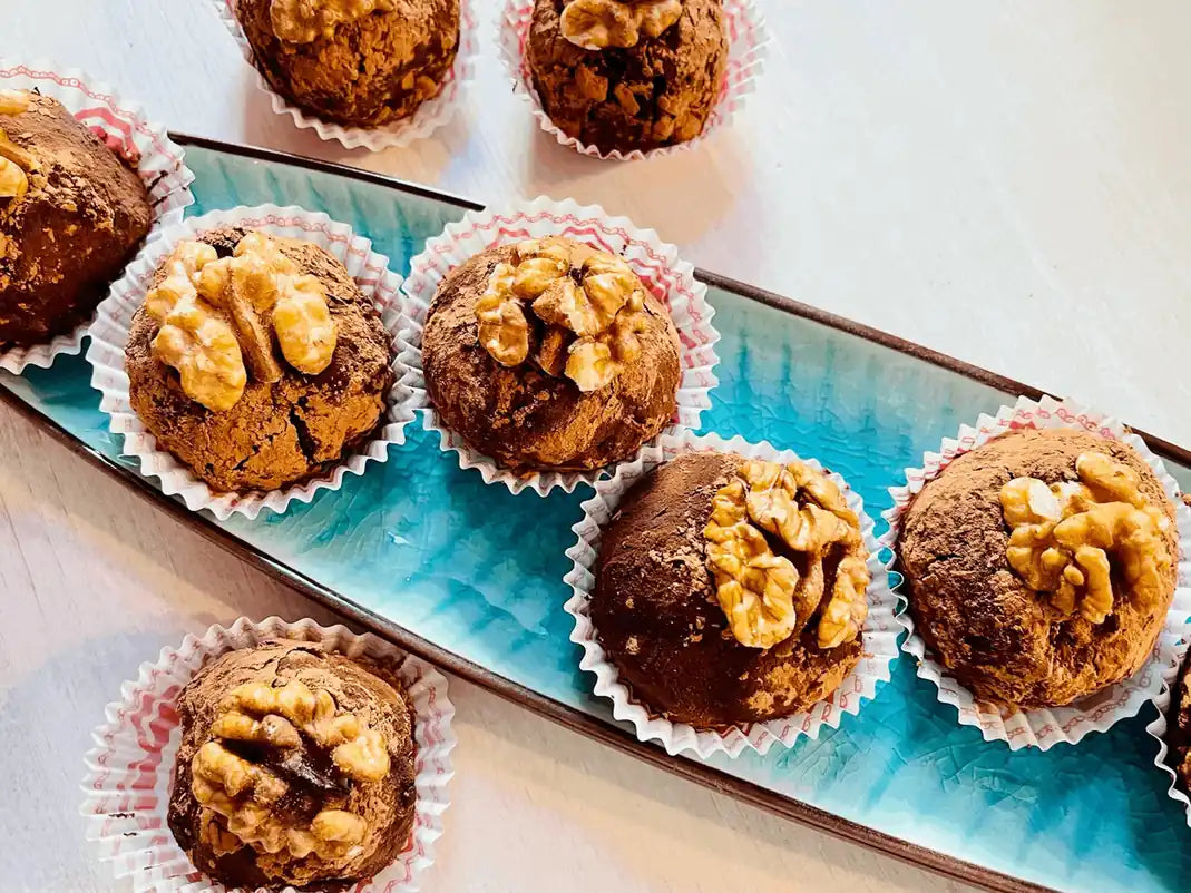Mini Kokos-Bananen-Muffins mit Walnüssen auf türkisfarbener Servierplatte