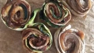 Rohvegane Zimtschnecken aus Banane und Zucchini auf Backpapier