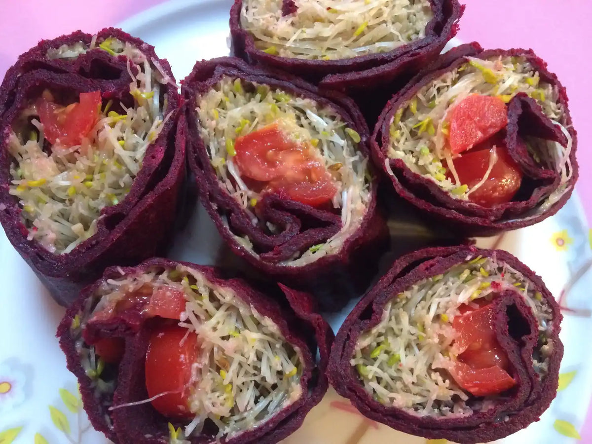Red Velvet Rolls aus Rote-Bete-Wrap mit Alfalfa-Sprossen und Tomaten