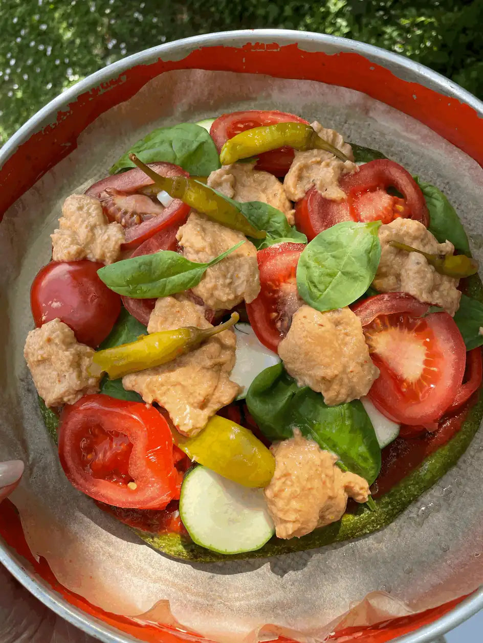 Rohkost-Pizza mit Erbsenboden, Tomaten, Peperoni, Spinat und Zucchini