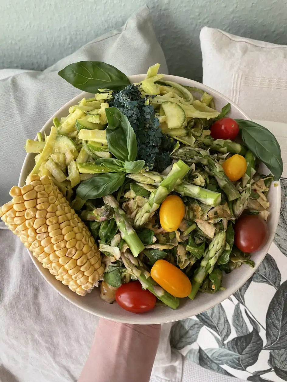 Große Schale mit Gemüse-Pasta, grünem Spargel, Kirschtomaten und Maiskolben