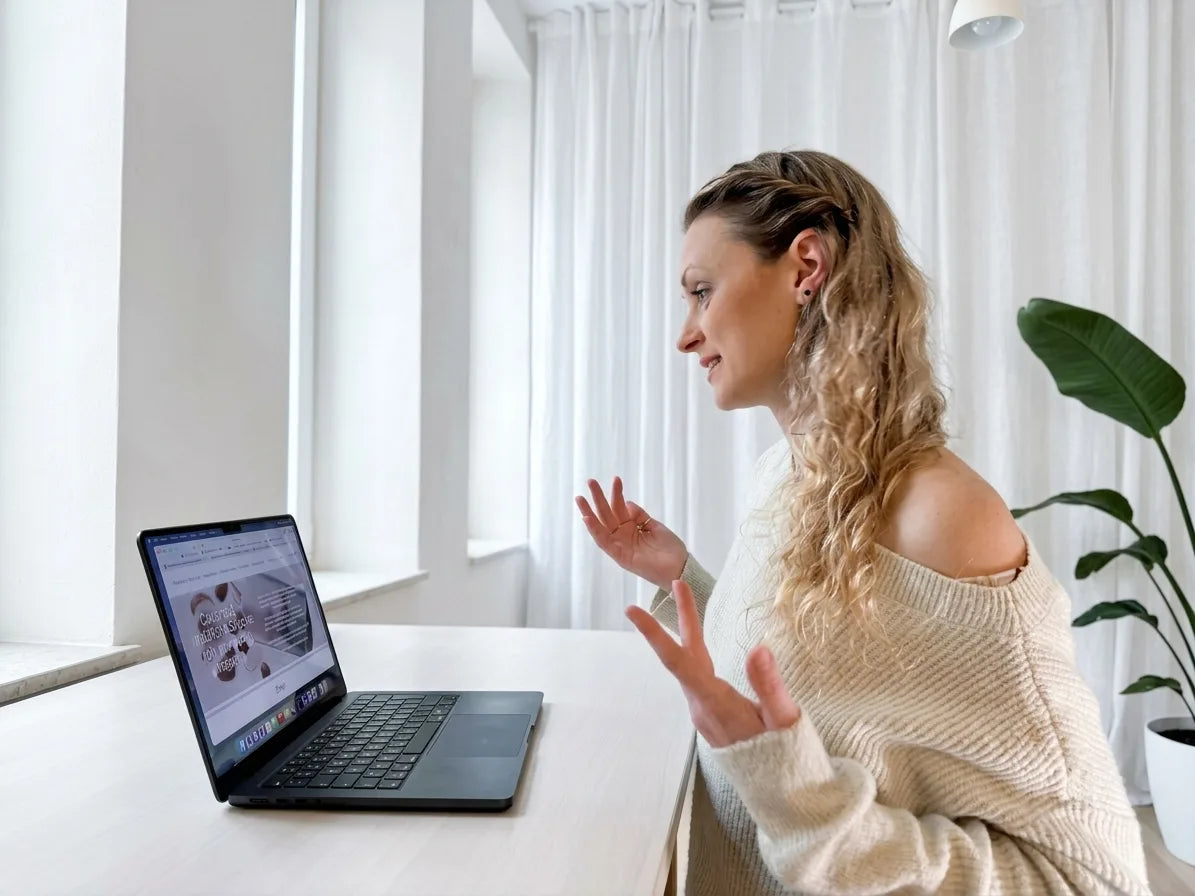 Lena Neureuther am Laptop
