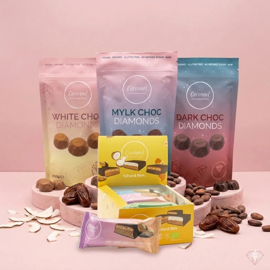 All In One Bundle Classic: White, Mylk und Dark Choc Diamonds mit geöffneter Mixed Box und einem Slice