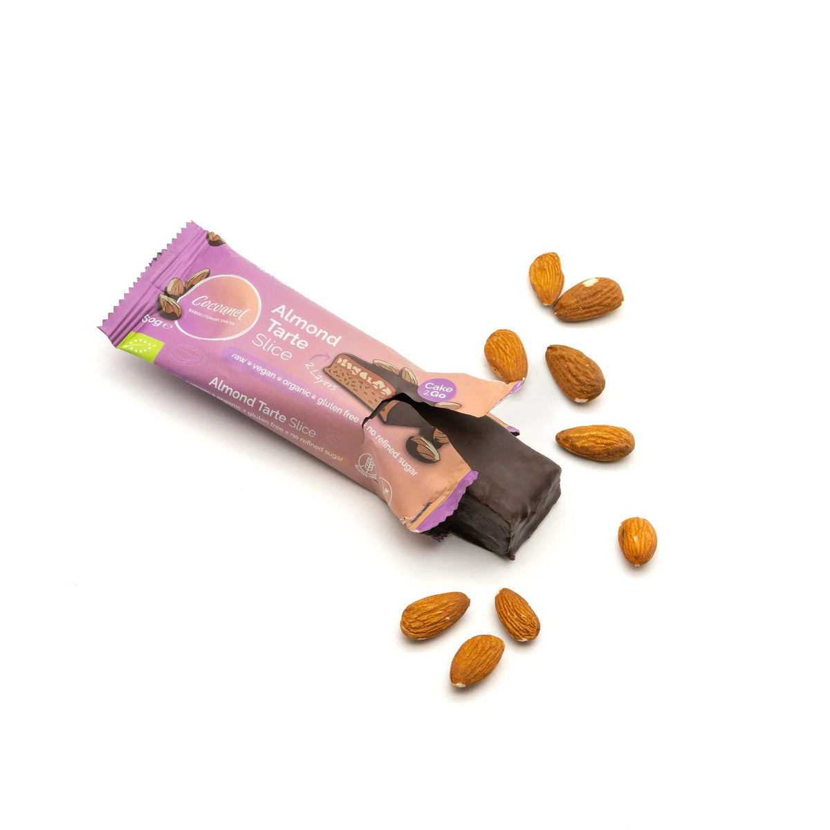 Almond Tarte Slice: angebrochener Riegel in Verpackung mit Mandeln