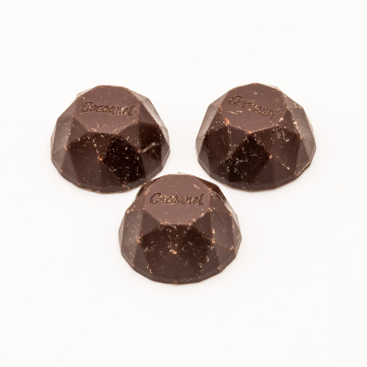Dark Choc Diamonds: drei dunkle Schokoladen-Diamanten mit Cocoanel-Prägung