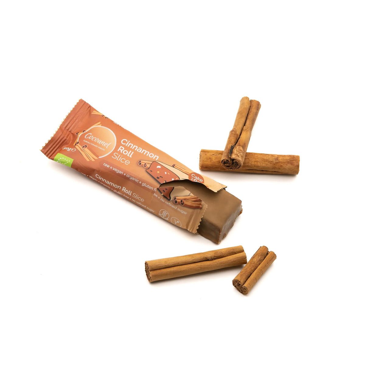 Cinnamon Roll Slice: angebrochener Riegel in Verpackung mit Zimtstangen