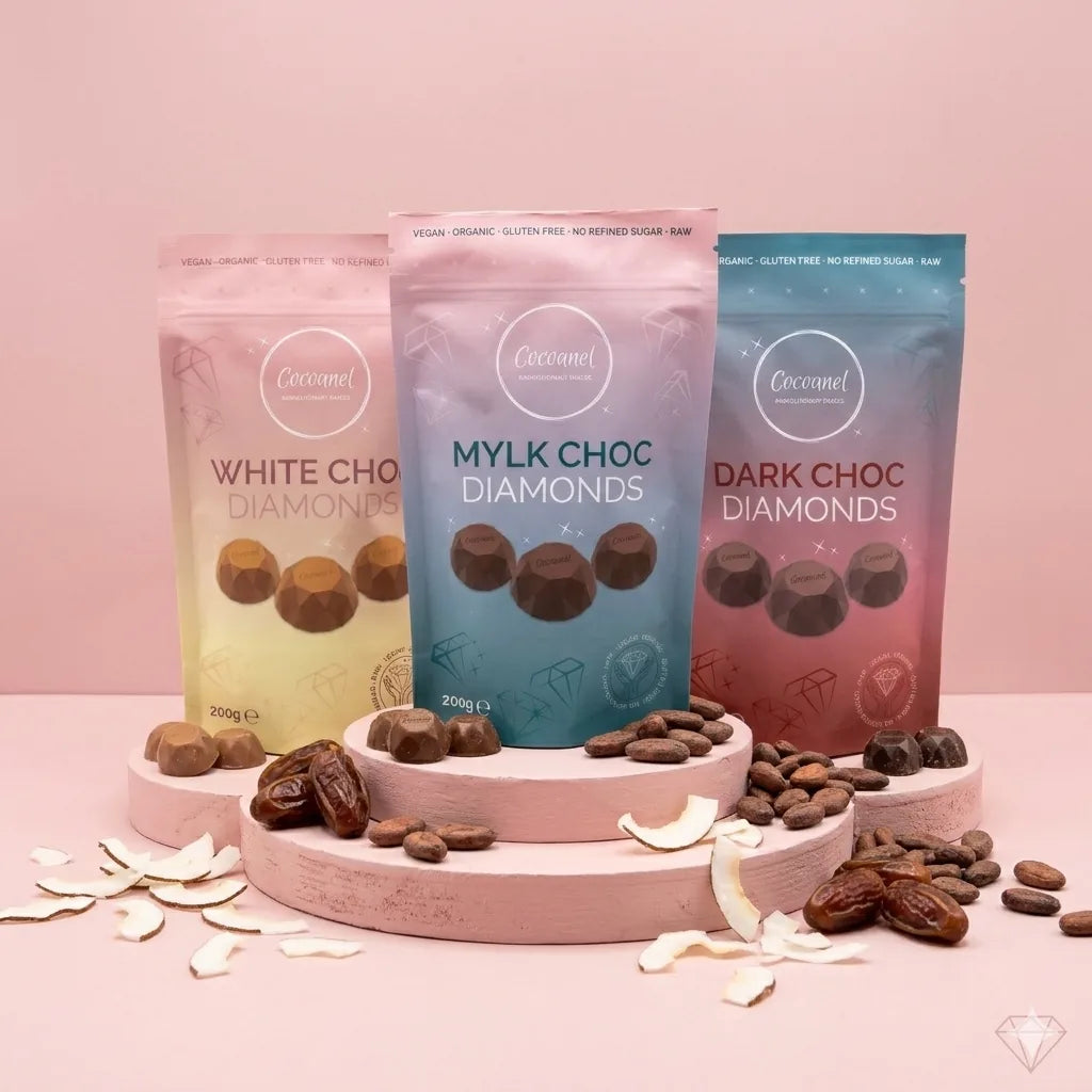 Diamonds Bundle Classic: White, Mylk und Dark Choc Diamonds auf Podest mit Datteln
