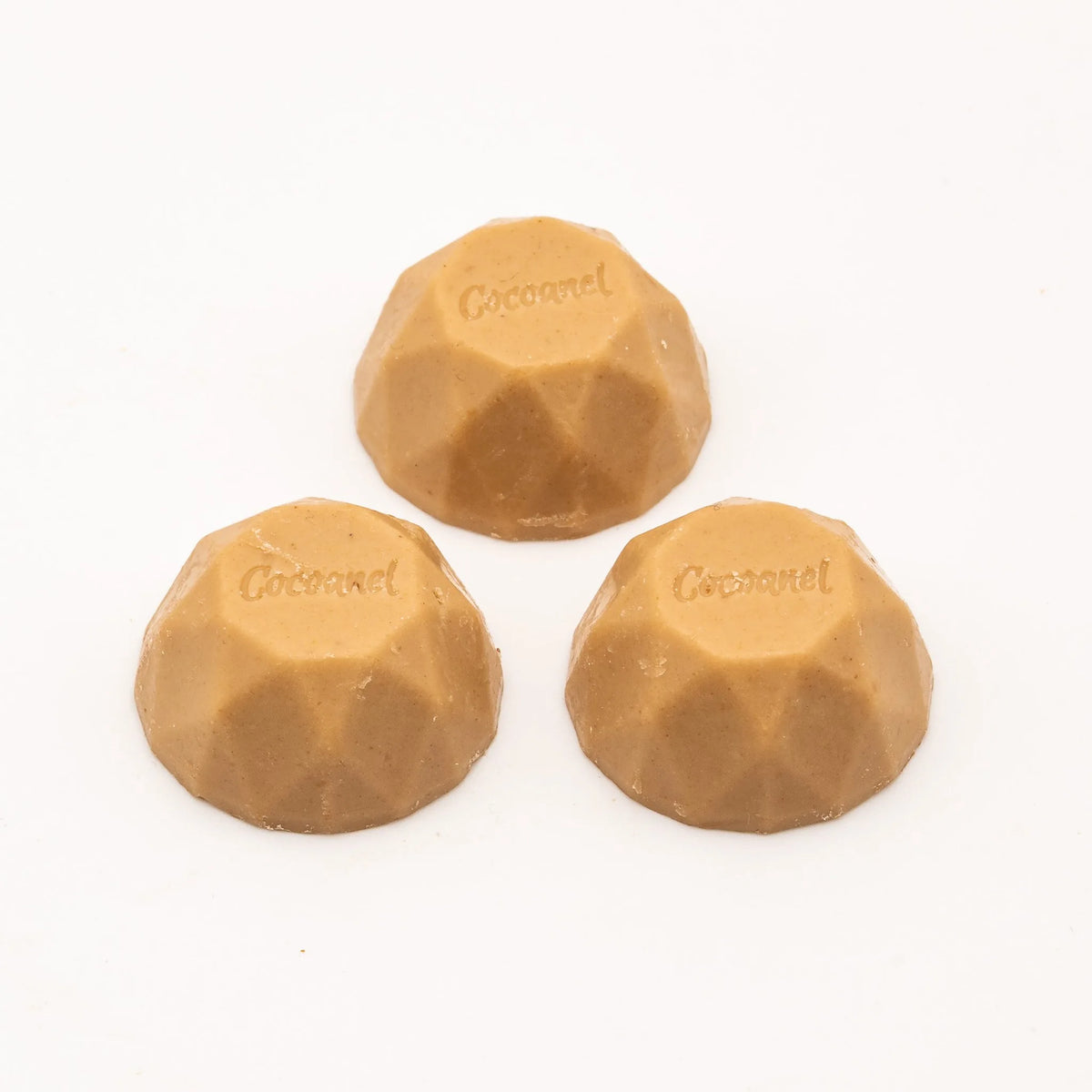 White Choc Diamonds: drei helle Schokoladen-Diamanten mit Cocoanel-Prägung