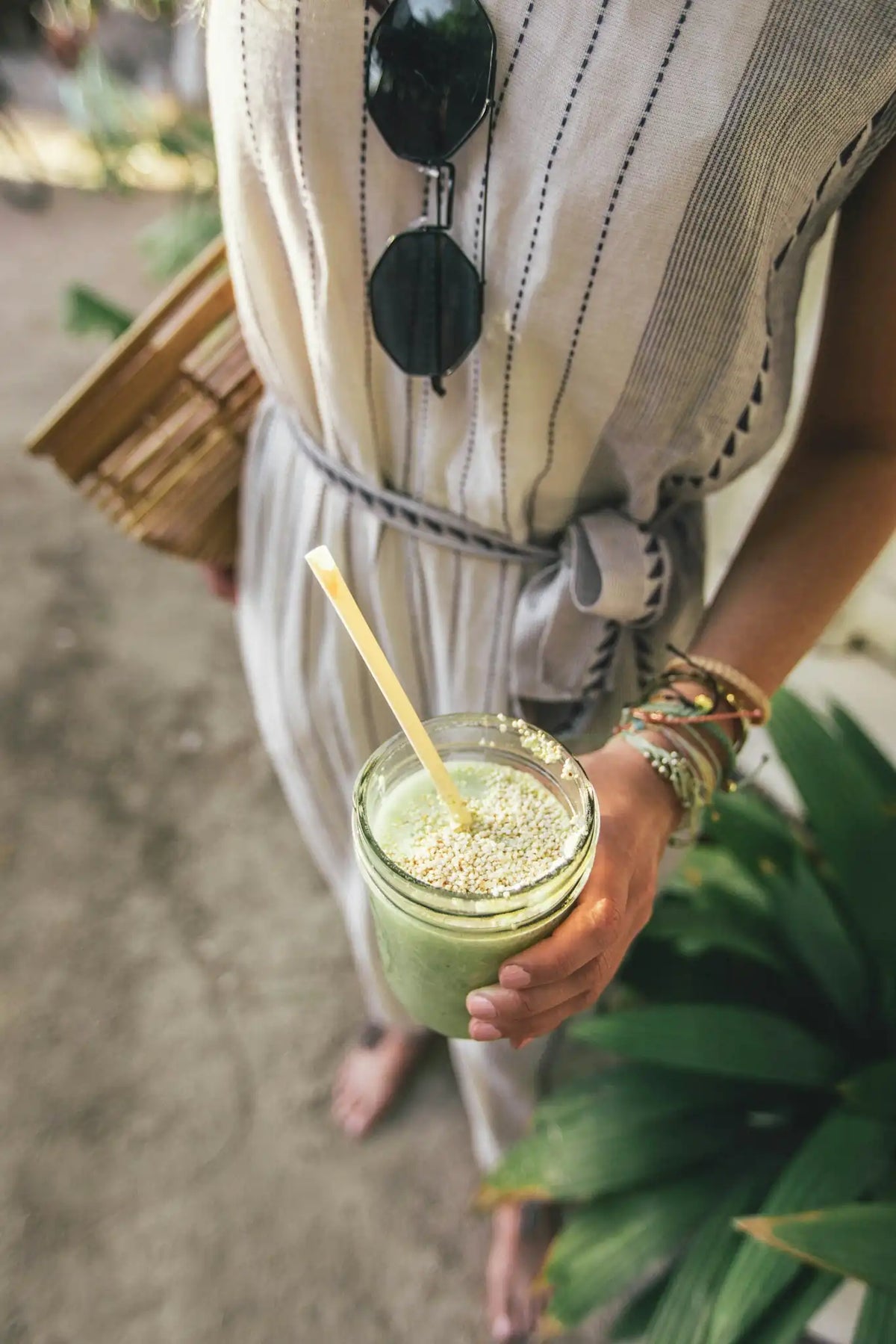 Frau mit grünem Smoothie