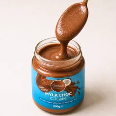 Mylk Choc Cream: Glas mit Löffel, von dem Schokocreme läuft