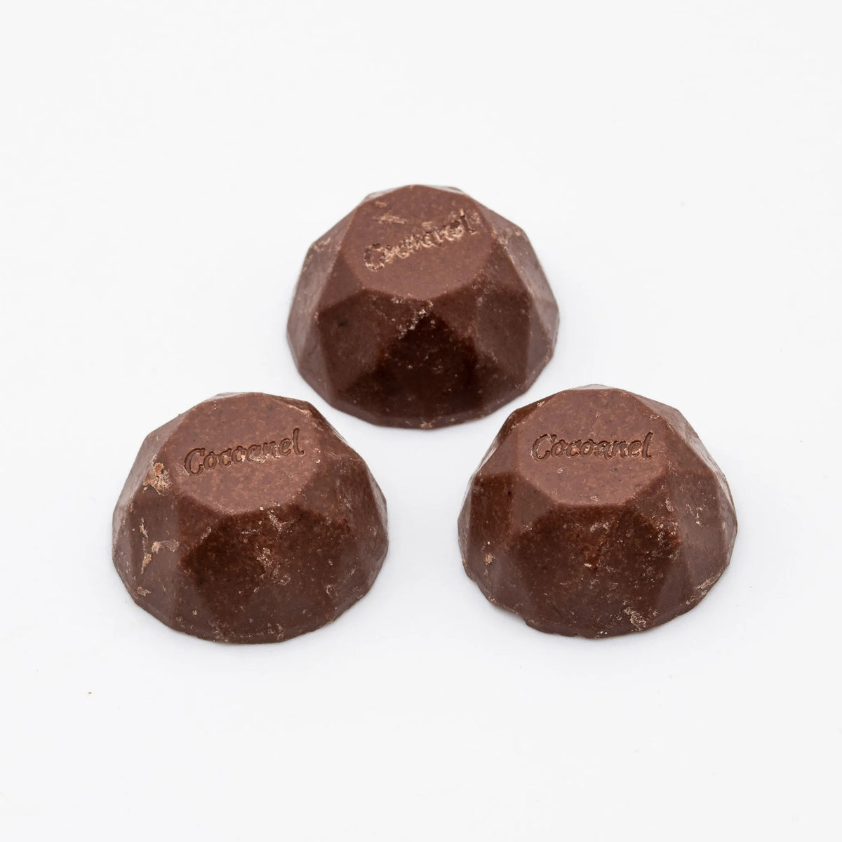 Mylk Choc Diamonds: drei hellbraune Schokoladen-Diamanten mit Cocoanel-Prägung