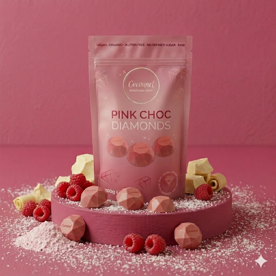 Pink Choc Diamonds: Beutel auf rosa Podest mit Diamanten und frischen Himbeeren
