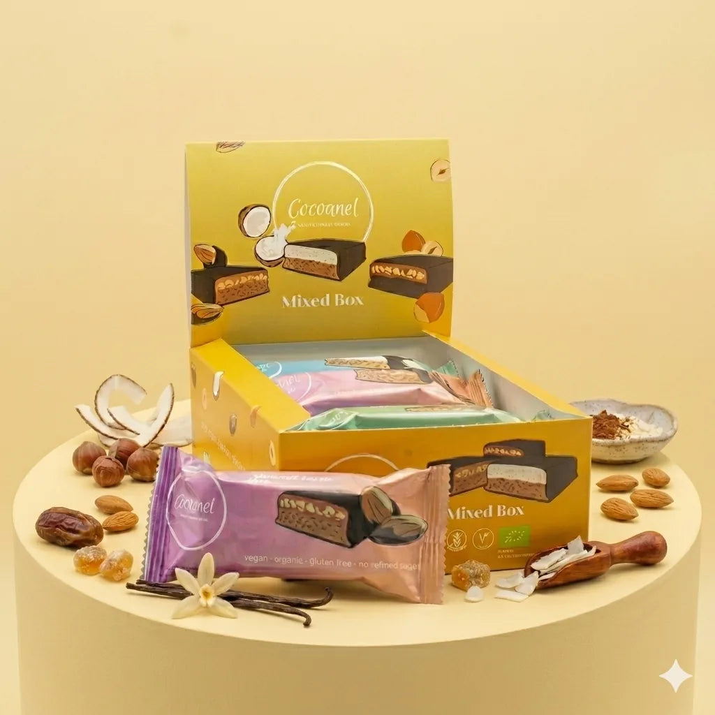 Slices Mixed Box: geöffnete Box auf Podest mit Almond Tarte Slice, Datteln und Mandeln