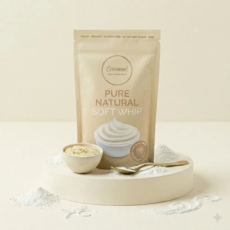 Pure Natural Soft Whip: Beutel auf hellem Podest mit Schälchen und Löffeln
