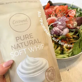 Pure Natural Soft Whip: Beutel in der Hand vor Salat mit Tomaten und Zwiebeln