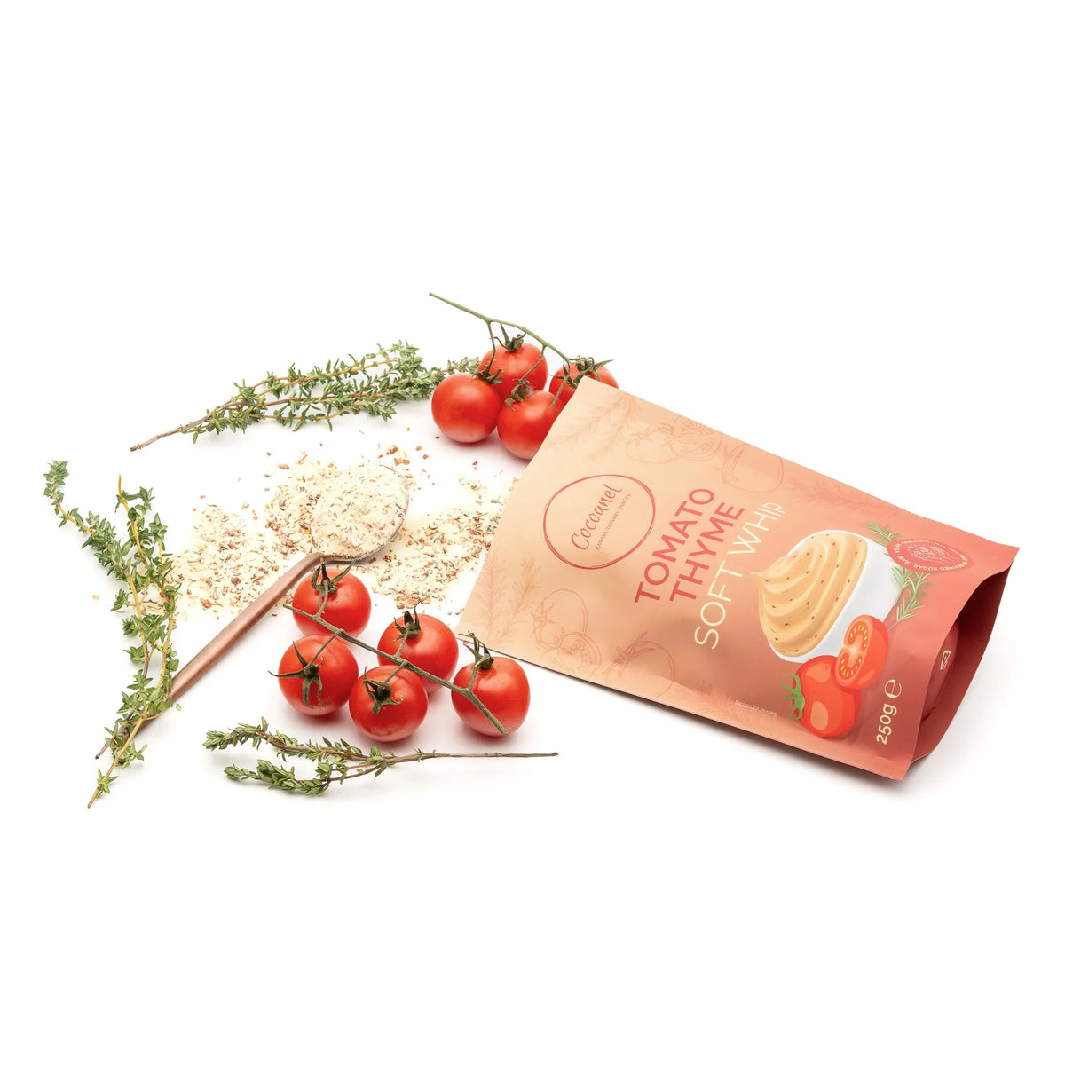 Tomato Thyme Soft Whip: liegender Beutel mit Kirschtomaten, Thymian und Pulver auf Löffel