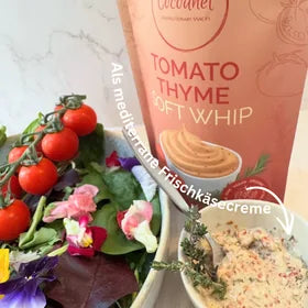 Tomato Thyme Soft Whip: Beutel neben Salat mit Tomaten und Schale angerührter Creme