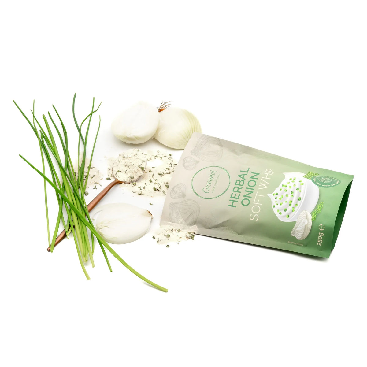 Herbal Onion Soft Whip: liegender Beutel mit Pulver auf Löffel, Schnittlauch und Zwiebeln