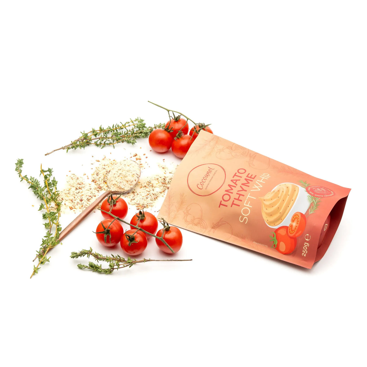 Tomato Thyme Soft Whip: liegender Beutel mit Kirschtomaten, Thymian und Pulver auf Löffel