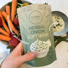 Herbal Onion Soft Whip: Beutel in der Hand vor Karotten und angerührtem Dip