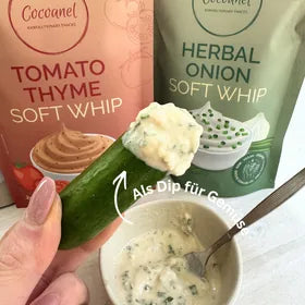 Herbal Onion Soft Whip als Dip mit Gurke, dahinter Tomato Thyme Beutel