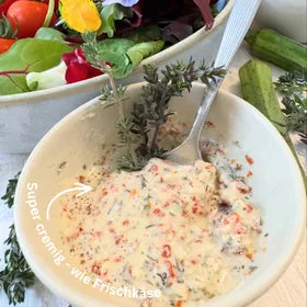 Tomato Thyme Soft Whip: angerührte Creme mit Thymian in einer Schale