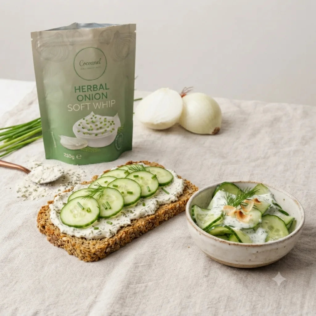 Herbal Onion Soft Whip: Beutel neben Brot mit Aufstrich, Gurke und Gurkensalat