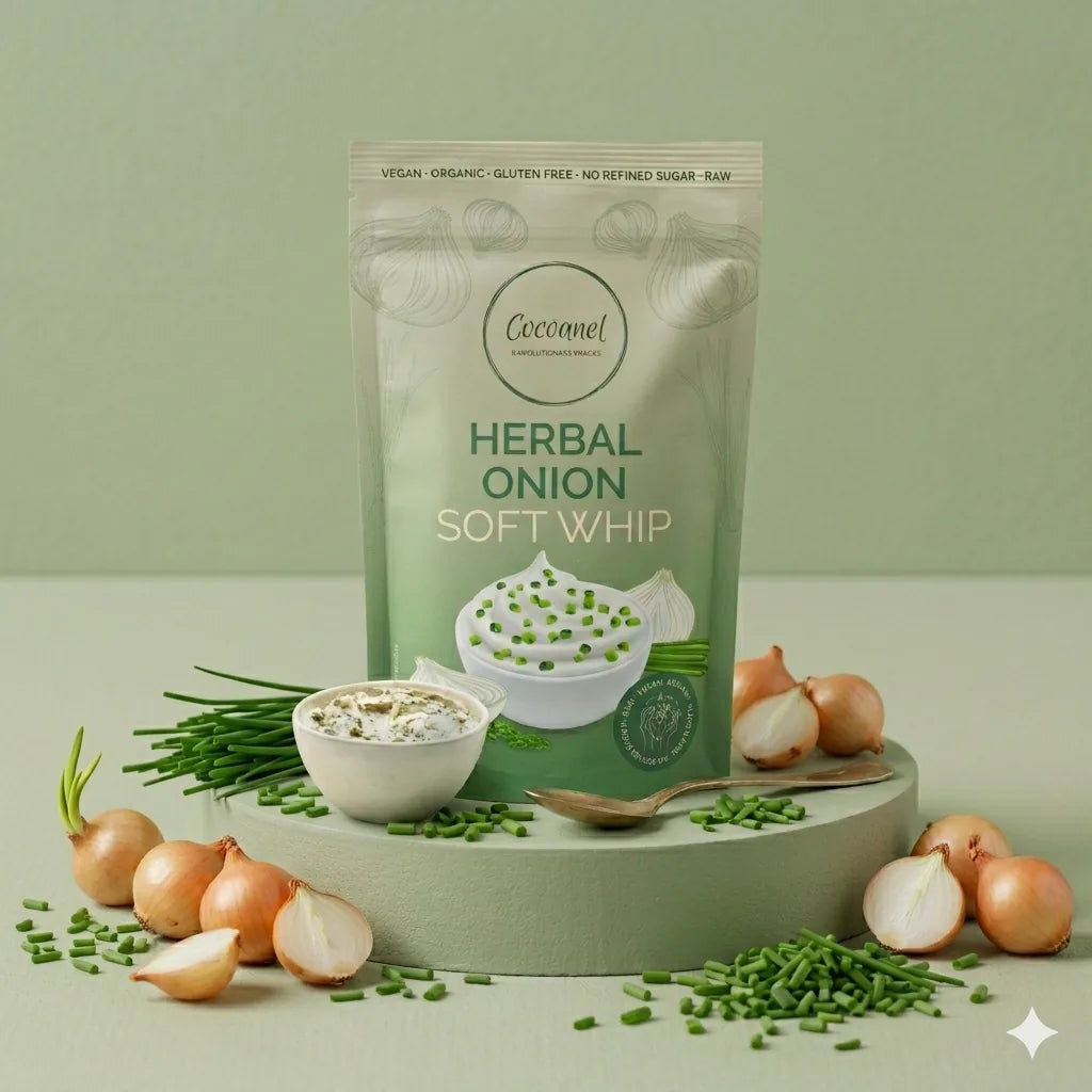 Herbal Onion Soft Whip: Beutel auf Podest mit Schälchen, Schnittlauch und Zwiebeln