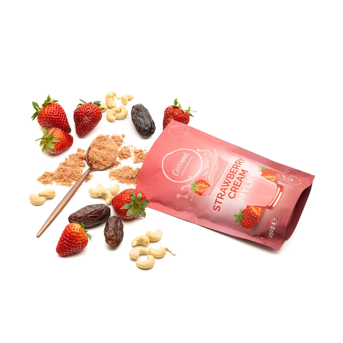 Strawberry Cream Mylky: liegender Beutel mit Erdbeeren, Cashews, Datteln und Pulver auf Löffel