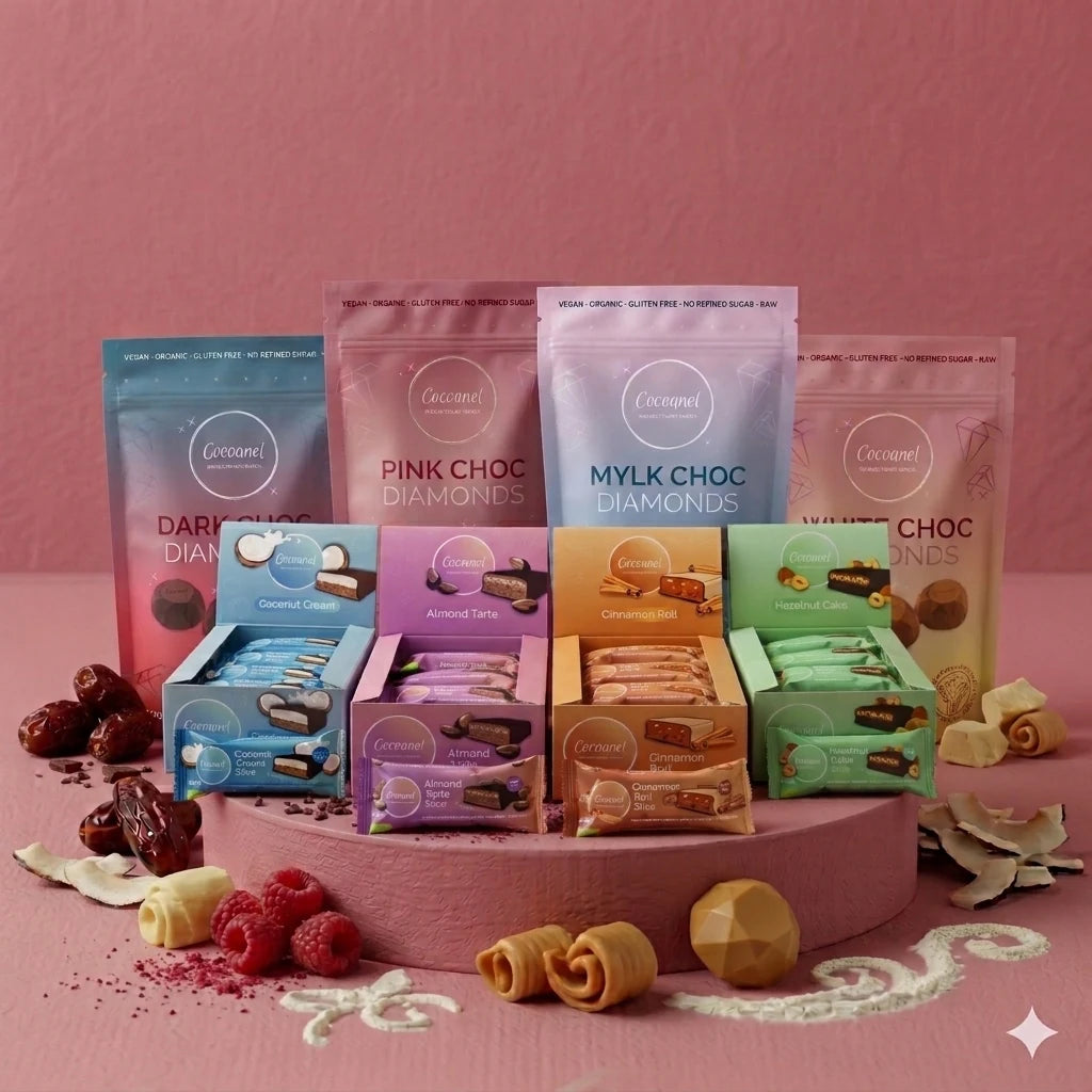 XXL Bundle: Dark, Pink, Mylk und White Choc Diamonds hinter vier Slices-Boxen auf rosa Podest